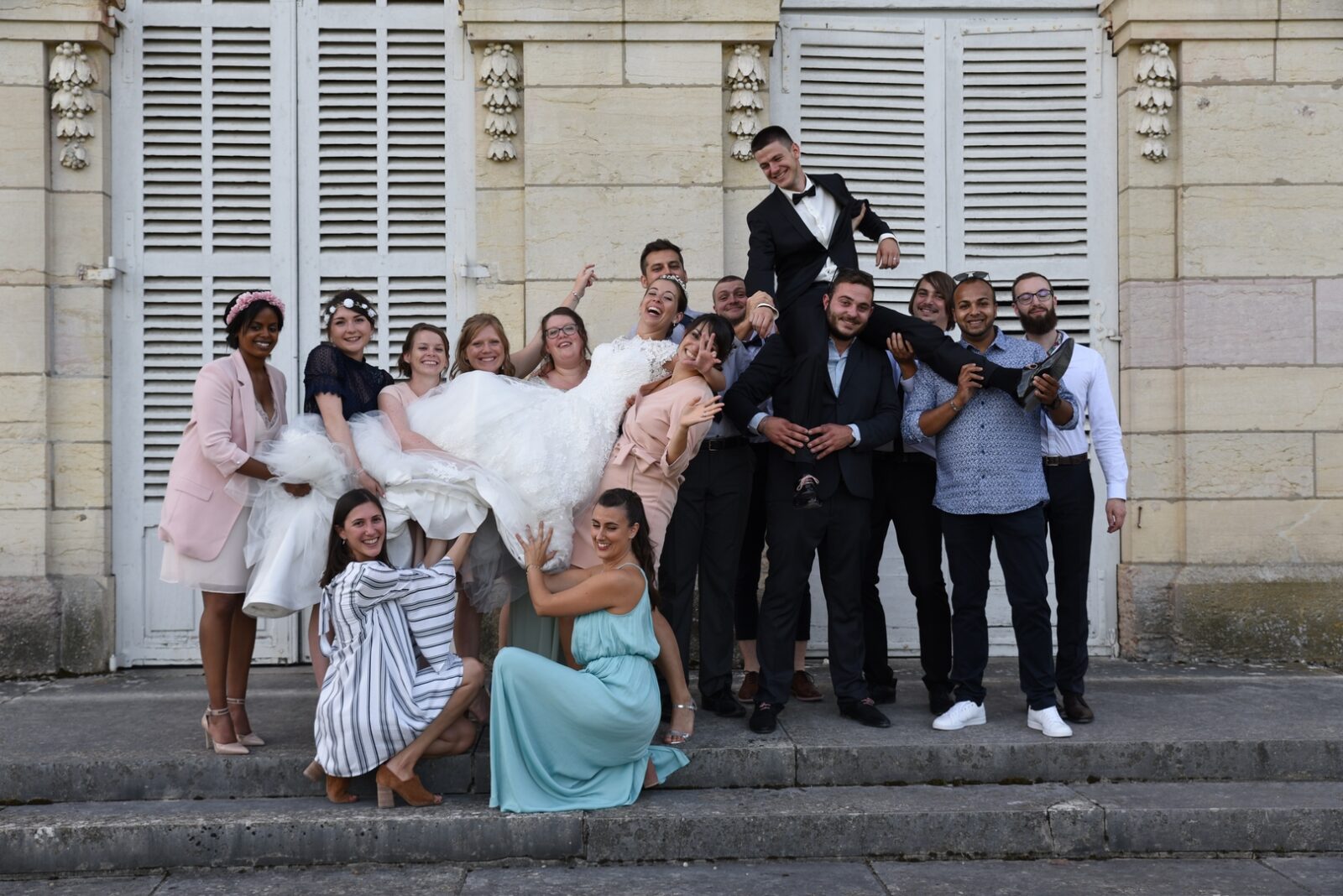 Fabien Souilah - Mariage - photo de groupe d'ami autour des mariés