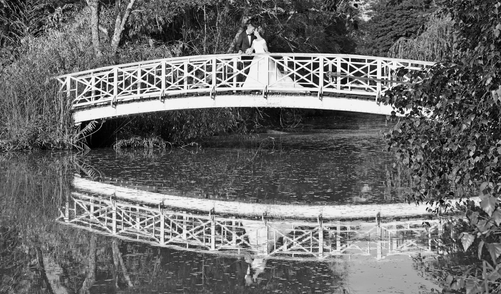 Fabien Souilah - Mariage - les mariés posent sur un pont