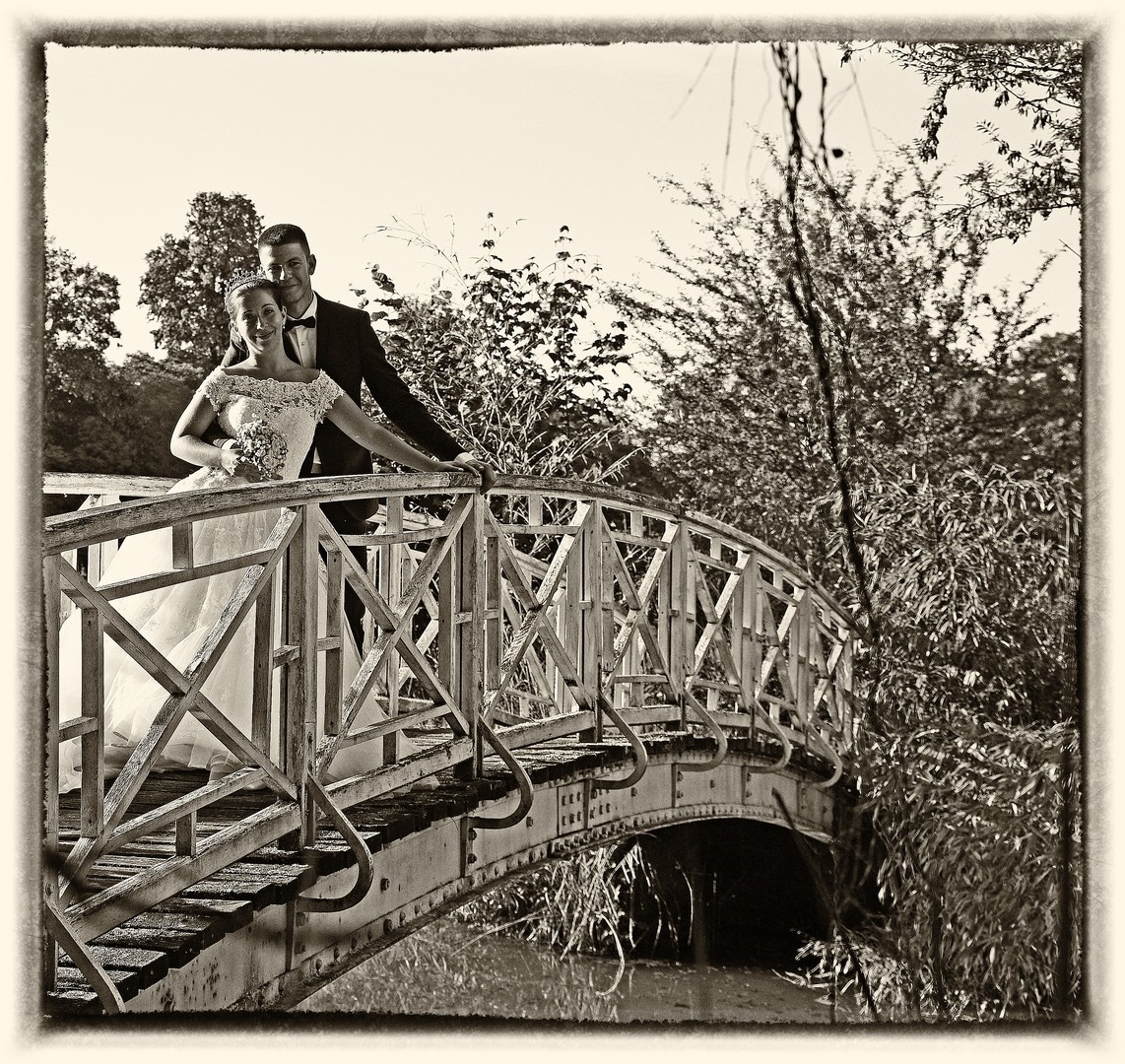 Fabien Souilah - Mariage - couple de mariés posent sur un pont