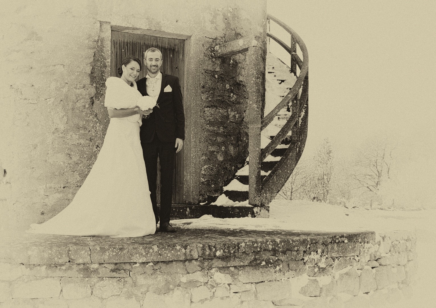 Fabien Souilah - Mariage - couple pose devant un escalier