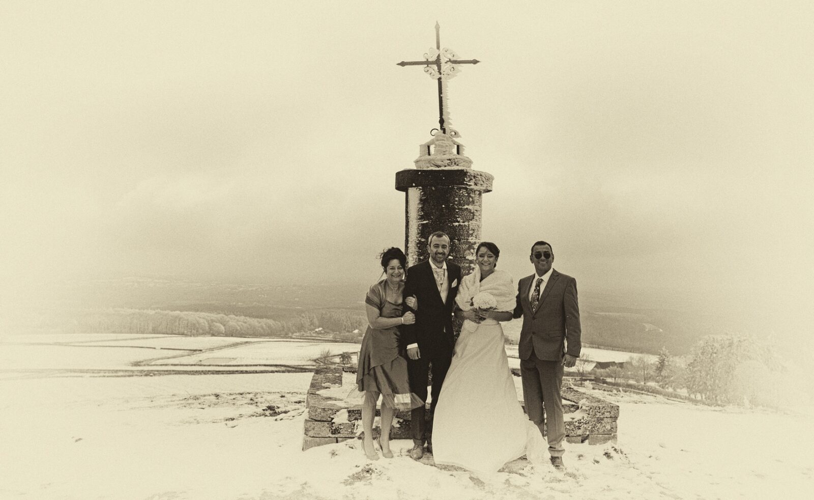 Fabien Souilah - Mariage - couple de marié pose avec leurs parents en hiver sous la neige