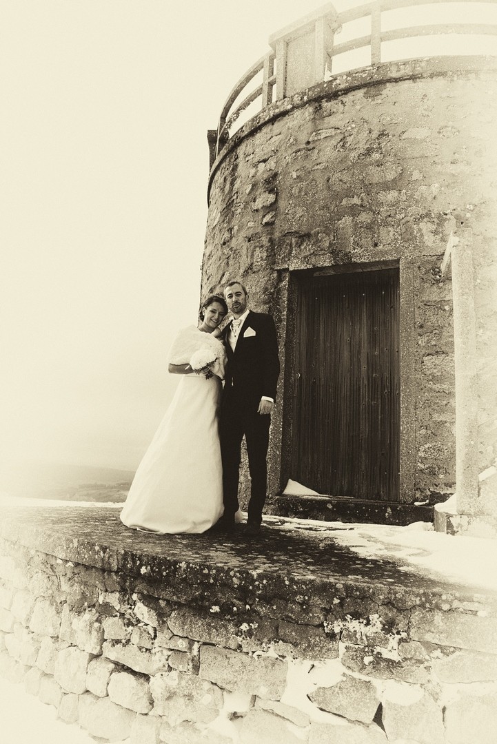 Fabien Souilah - Mariage - les mariés posent devant un moulin