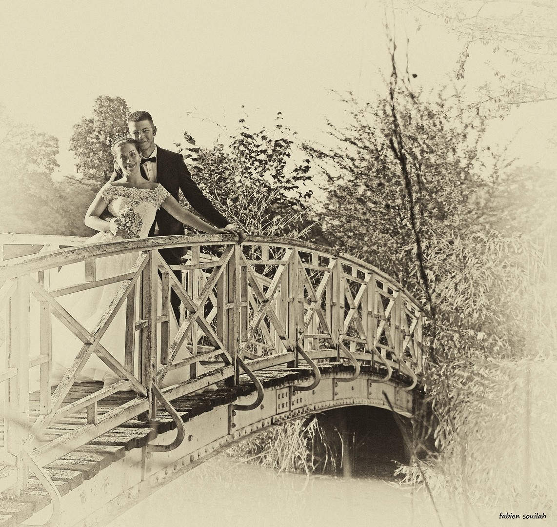 Fabien Souilah - Mariage - couple pose sur un pont
